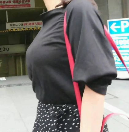 【街撮りエロ】街でたまたま見かけた着衣巨乳女子、こんなん絶対全員ガン見しちゃうだろｗｗｗｗｗｗｗ・26枚目