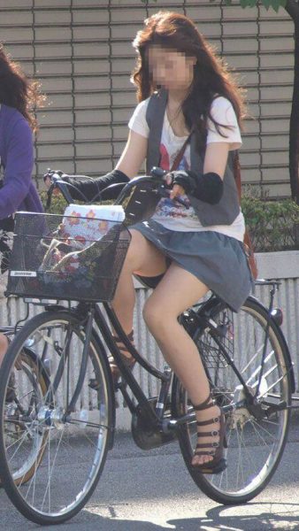 【自転車パンチラ】自転車移動の女さん、ミニスカで大胆にパンツを披露してしまうｗｗｗｗｗｗ・3枚目