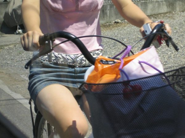 【自転車パンチラ】自転車移動の女さん、ミニスカで大胆にパンツを披露してしまうｗｗｗｗｗｗ・5枚目