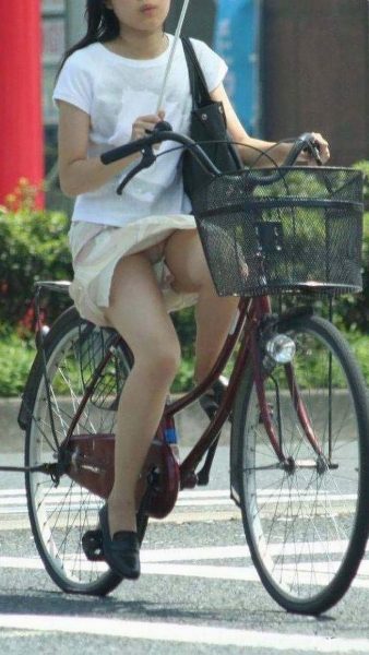 【自転車パンチラ】自転車移動の女さん、ミニスカで大胆にパンツを披露してしまうｗｗｗｗｗｗ・11枚目