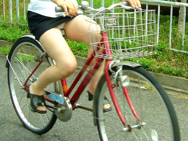 【自転車パンチラ】自転車移動の女さん、ミニスカで大胆にパンツを披露してしまうｗｗｗｗｗｗ・18枚目