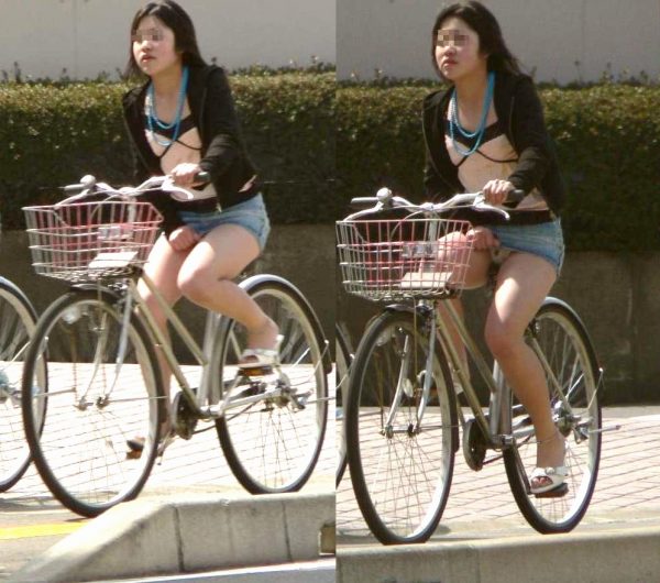 【自転車パンチラ】自転車移動の女さん、ミニスカで大胆にパンツを披露してしまうｗｗｗｗｗｗ・21枚目