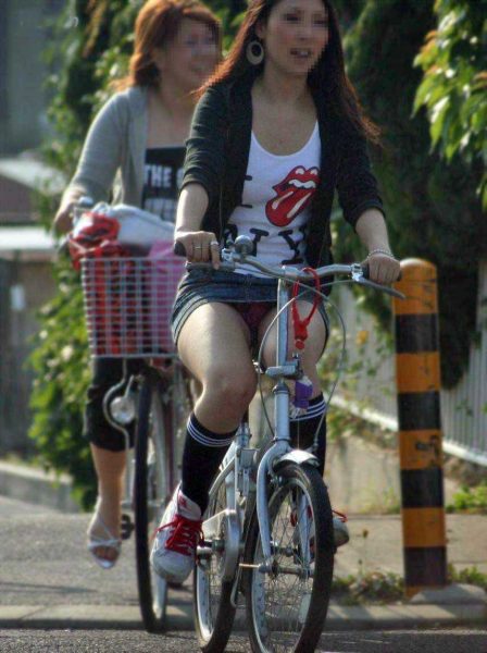 【自転車パンチラ】自転車移動の女さん、ミニスカで大胆にパンツを披露してしまうｗｗｗｗｗｗ・30枚目