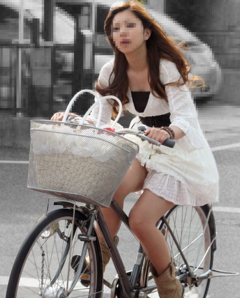 【自転車パンチラ】自転車移動の女さん、ミニスカで大胆にパンツを披露してしまうｗｗｗｗｗｗ・37枚目