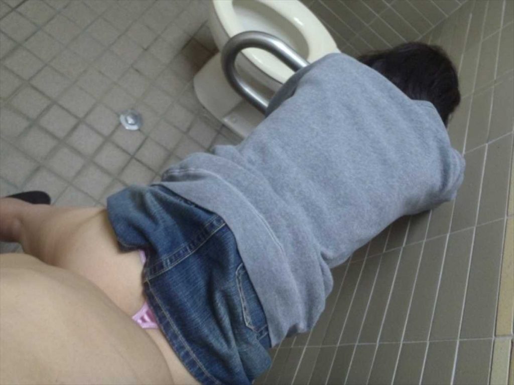 【迷惑行為】障害者用トイレを占拠してセックスするカップル、晒されるｗｗｗｗｗｗｗ・21枚目