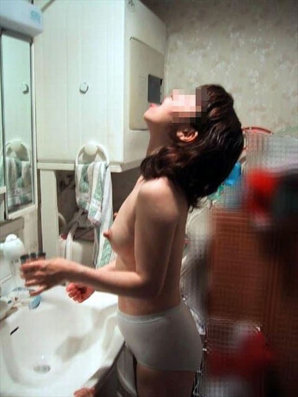【ほぼ裸族】自宅でも超リラックススタイルの“パンツ一丁”で過ごすパンイチ女子のエロ画像・2枚目