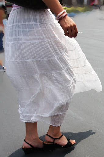 【スケパン盗撮】白いスカートやズボンから下着が透けちゃってる“スケパン女子”の街撮りエロ画像・15枚目
