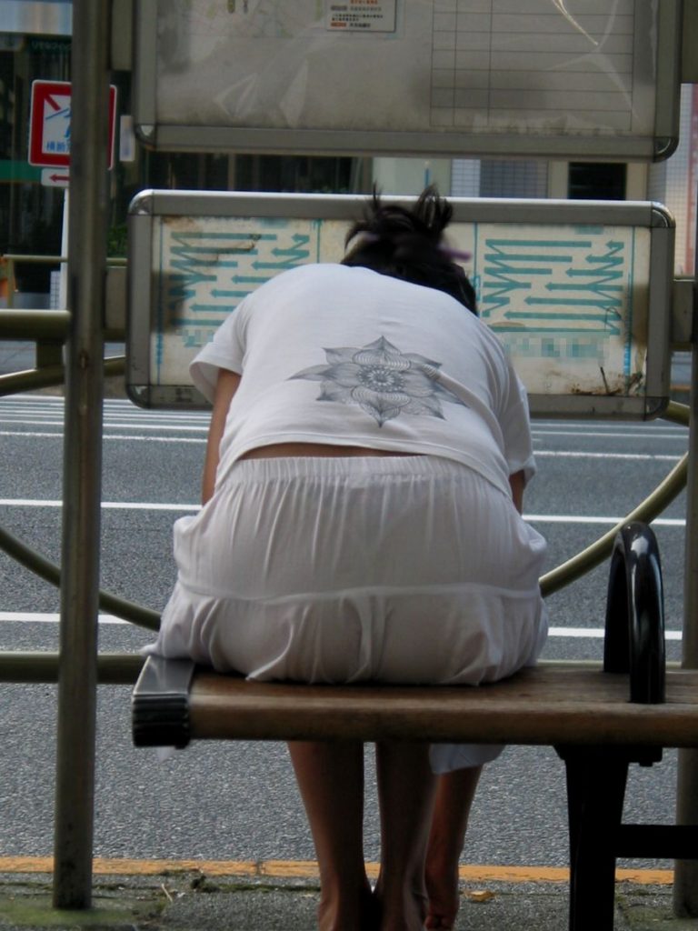 【スケパン盗撮】白いスカートやズボンから下着が透けちゃってる“スケパン女子”の街撮りエロ画像・20枚目