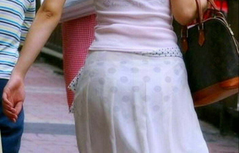 【スケパン盗撮】白いスカートやズボンから下着が透けちゃってる“スケパン女子”の街撮りエロ画像・35枚目