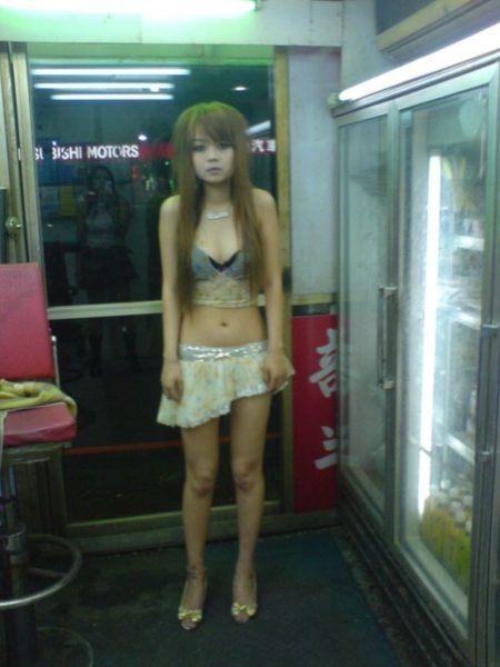 【エロ画像】台湾の噛み煙草“ビンロウ”売りのお姉さん、もはや路上ストリップｗｗｗｗｗｗｗ・7枚目