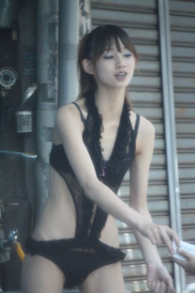 【エロ画像】台湾の噛み煙草“ビンロウ”売りのお姉さん、もはや路上ストリップｗｗｗｗｗｗｗ・9枚目