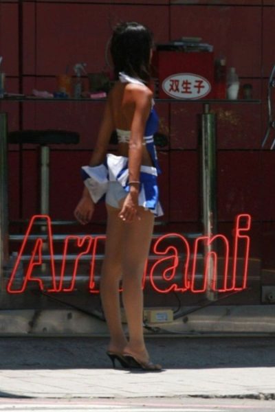 【エロ画像】台湾の噛み煙草“ビンロウ”売りのお姉さん、もはや路上ストリップｗｗｗｗｗｗｗ・10枚目