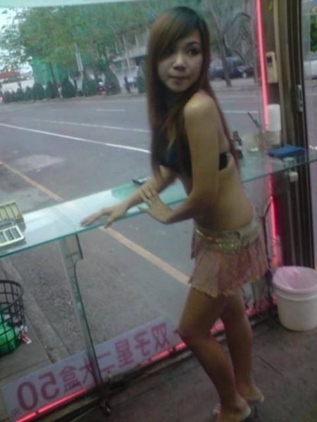 【エロ画像】台湾の噛み煙草“ビンロウ”売りのお姉さん、もはや路上ストリップｗｗｗｗｗｗｗ・13枚目