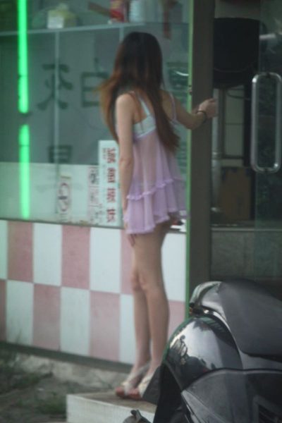 【エロ画像】台湾の噛み煙草“ビンロウ”売りのお姉さん、もはや路上ストリップｗｗｗｗｗｗｗ・22枚目