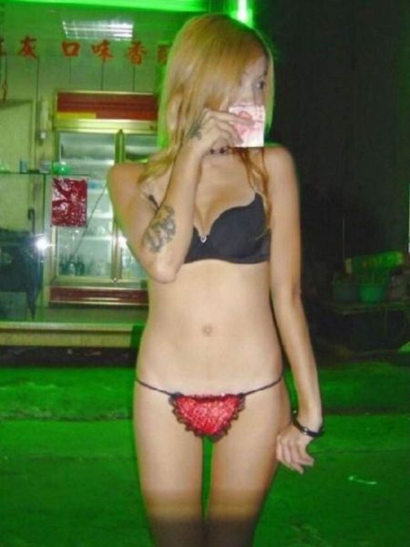 【エロ画像】台湾の噛み煙草“ビンロウ”売りのお姉さん、もはや路上ストリップｗｗｗｗｗｗｗ・27枚目
