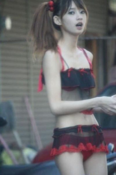 【エロ画像】台湾の噛み煙草“ビンロウ”売りのお姉さん、もはや路上ストリップｗｗｗｗｗｗｗ・30枚目