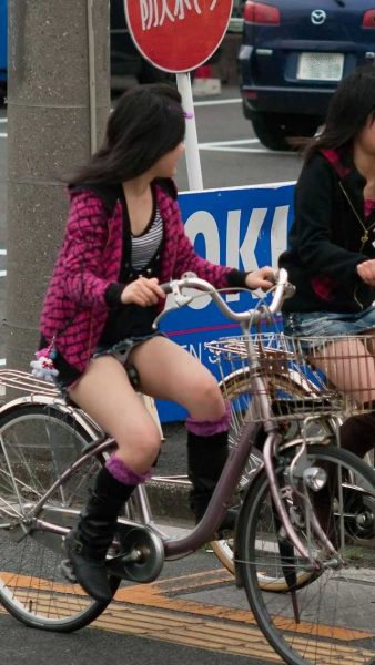 自転車パンチラ　盗撮エロ 画像006