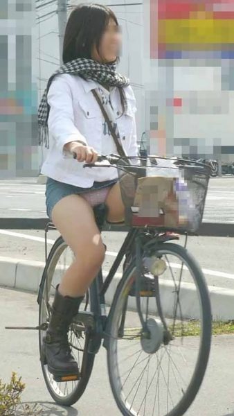 自転車パンチラ　盗撮エロ 画像016